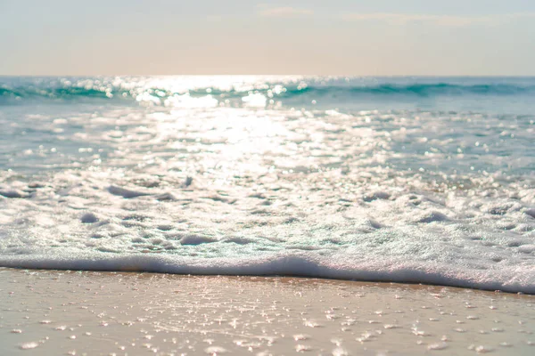 Idylliczne tropikalnej plaży z białym piaskiem, turkusową ocean wody i niebieskie niebo na karaibskiej wyspie — Zdjęcie stockowe