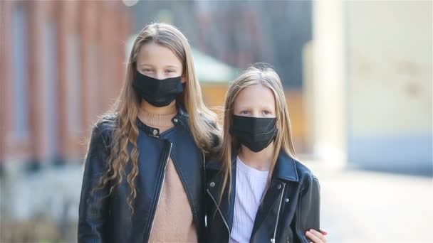 Chicas con una máscara en el fondo de un edificio moderno , — Vídeos de Stock