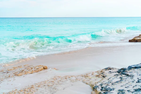 Idyllic tropical beach with white sand, turquoise ocean water and blue sky on Caribbean island — Stock Photo, Image