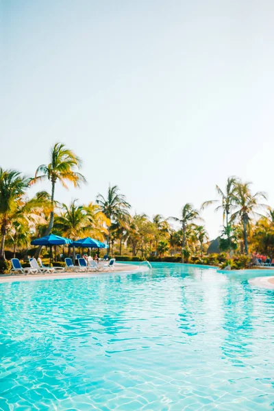 Beautiful luxury landscape around pool in hotel resort — Stock Photo, Image