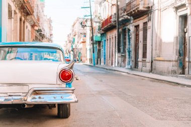Eski Havana, Küba 'da sarı klasik klasik araba manzarası