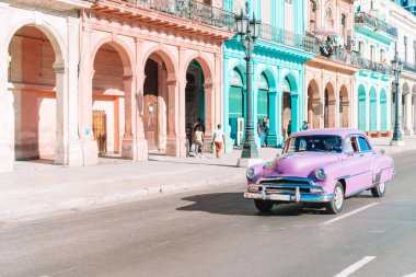Eski Havana, Küba 'da sarı klasik klasik araba manzarası