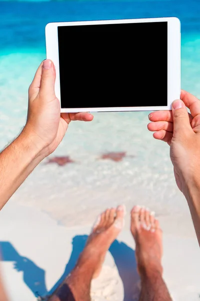 Uomo con tablet sulla spiaggia di lavoro — Foto Stock
