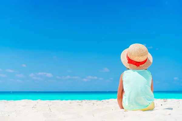 Adorable niña se divierten en la playa tropical durante las vacaciones —  Fotos de Stock