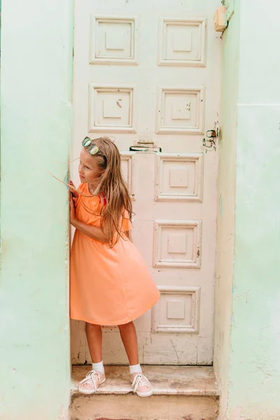 Chica turística en zona popular en La Habana, Cuba . — Foto de Stock