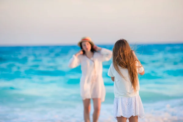 Schöne Mutter und Tochter am Strand — Stockfoto