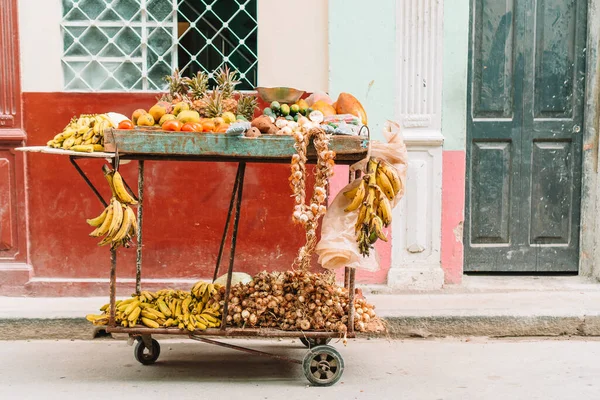 Petit chariot de fruits et légumes dans la rue — Photo