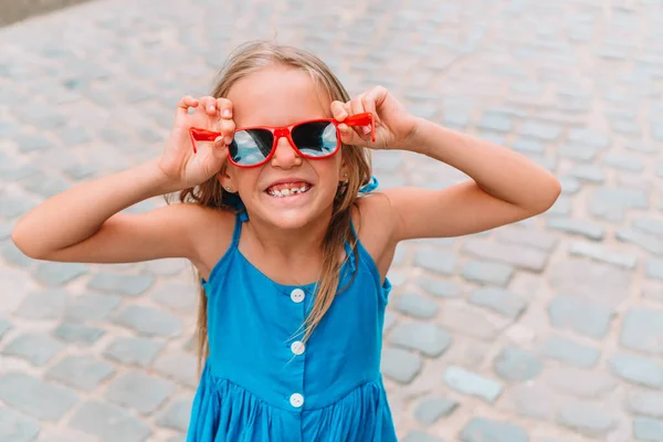 Turistflicka i populärt område i Havanna, Kuba. — Stockfoto