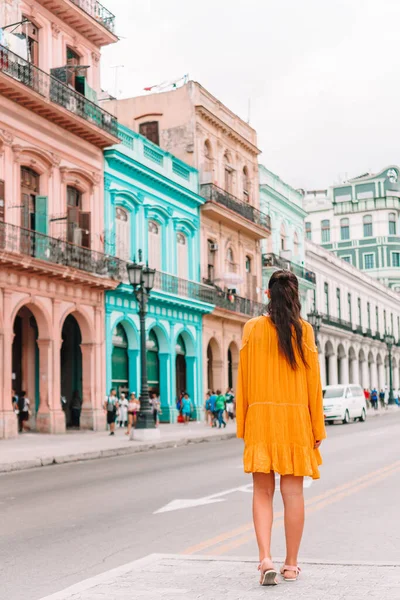 Tourist girl in popular area in Havana, Cuba. Back view of young woman traveler — Stock Photo, Image