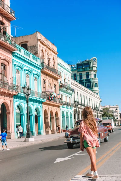 Chica turística en zona popular en La Habana, Cuba . — Foto de Stock