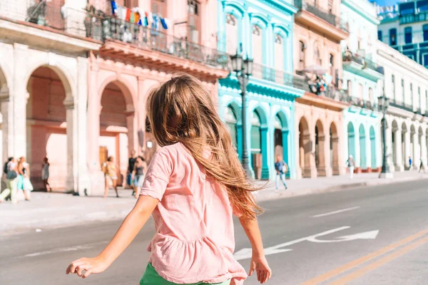 Fille touristique dans le quartier populaire de La Havane, Cuba . — Photo