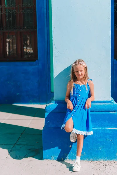 Touristenmädchen in beliebter Gegend in Havanna, Kuba. — Stockfoto