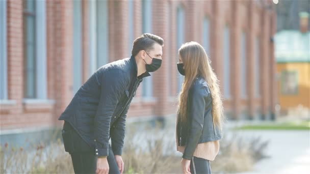 Mensen met een masker op een achtergrond van een modern gebouw, — Stockvideo
