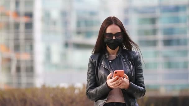Mujer con una máscara sobre un fondo de un edificio moderno, — Vídeo de stock