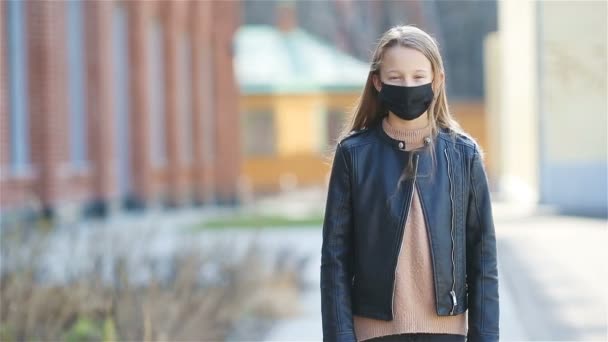 Dziewczyna w masce chroni przed koronawirusem i grypą — Wideo stockowe