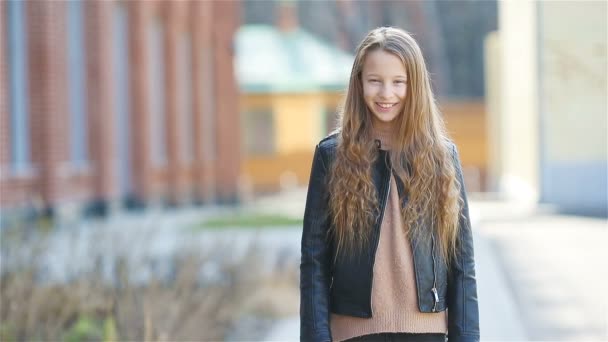 Portret van een klein meisje in de stad — Stockvideo