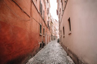İtalya 'nın küçük Lucca şehrinde eski güzel, boş dar sokaklar.