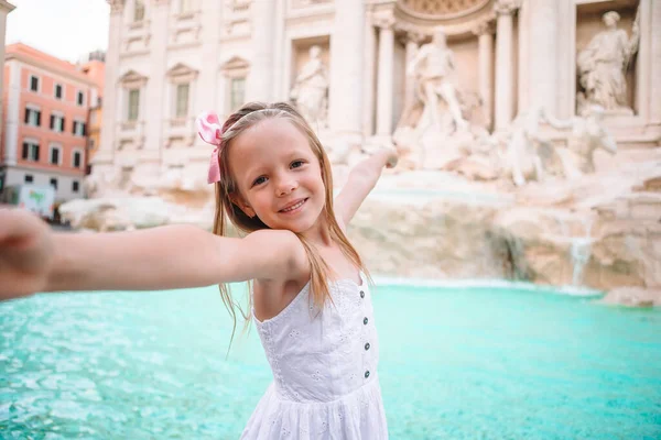 Schattig meisje achtergrond Trevi Fontein, Rome, Italië. — Stockfoto