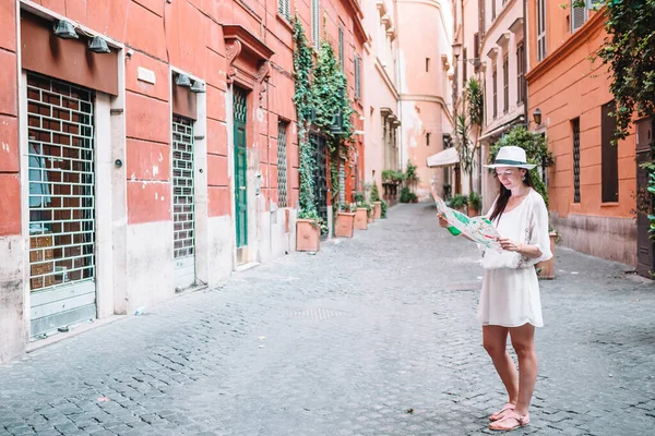 Viajar mujer turista con mapa en Roma al aire libre durante las vacaciones en Europa . — Foto de Stock