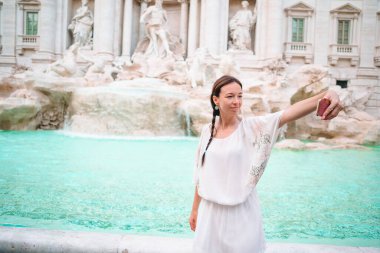 İtalya, Roma gezisi sırasında Trevi Çeşmesine bakan güzel bir kadın..