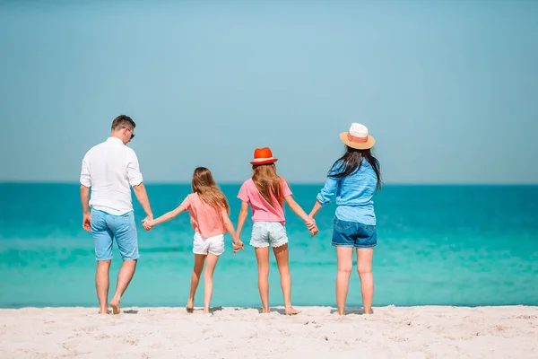 Φωτογραφία της ευτυχισμένης οικογένειας που διασκεδάζει στην παραλία. Καλοκαιρινό τρόπο ζωής — Φωτογραφία Αρχείου