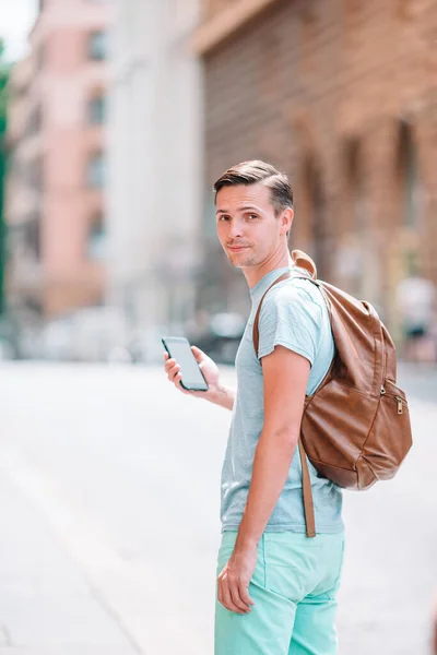 Мальчик кавказский со смартфоном ходит по улицам Европы — стоковое фото