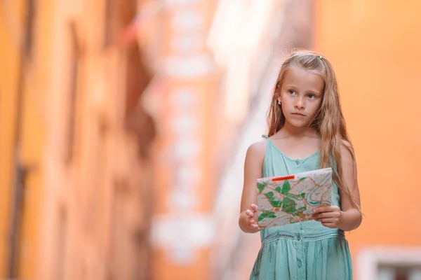 Adorable niña de moda al aire libre en la ciudad europea Roma — Foto de Stock