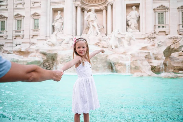 Schattig meisje achtergrond Trevi Fontein, Rome, Italië. — Stockfoto