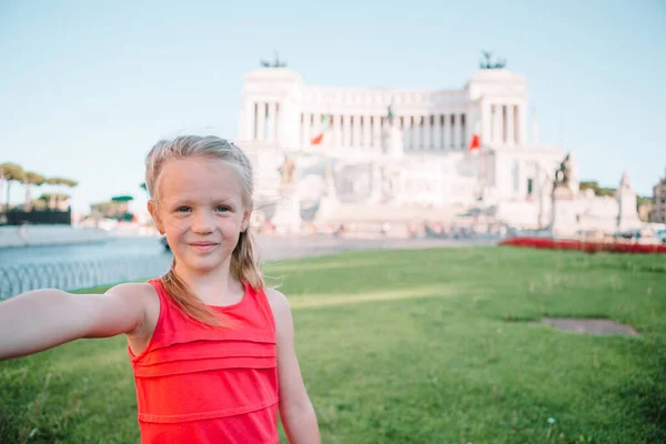 Rozkošná holčička se selfie před Altare della Patria, Vittoriano, Řím, Itálie. — Stock fotografie