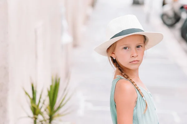 Adorabile moda bambina all'aperto nella città europea Roma — Foto Stock