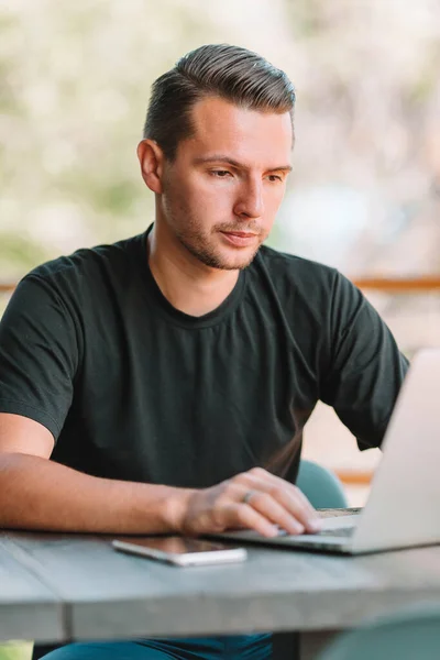 Mladý muž s notebookem pracuje z domova — Stock fotografie