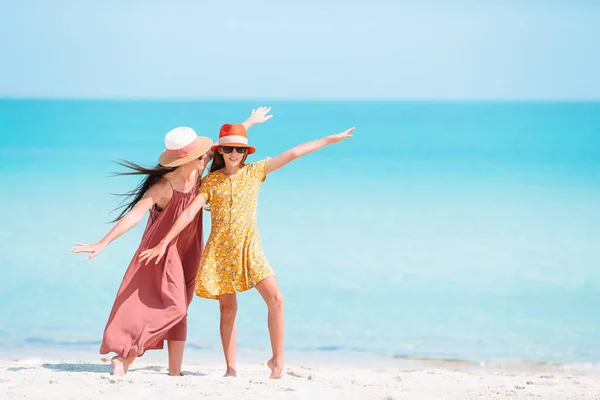 Schöne Mutter und Tochter am Strand — Stockfoto