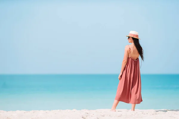 Chica feliz fondo el cielo azul y el agua turquesa en el mar en la isla caribeña — Foto de Stock