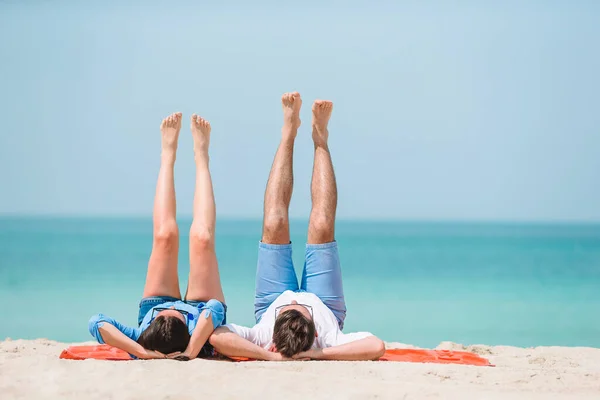 Giovane coppia sulla spiaggia bianca durante le vacanze estive. — Foto Stock