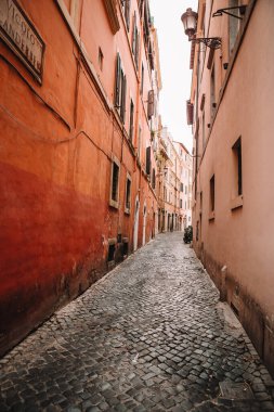 İtalya 'nın küçük Lucca şehrinde eski güzel, boş dar sokaklar.