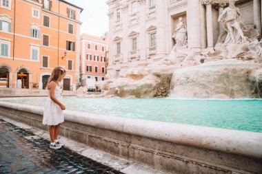 Tatlı küçük kız geçmişi Trevi Çeşmesi, Roma, İtalya.