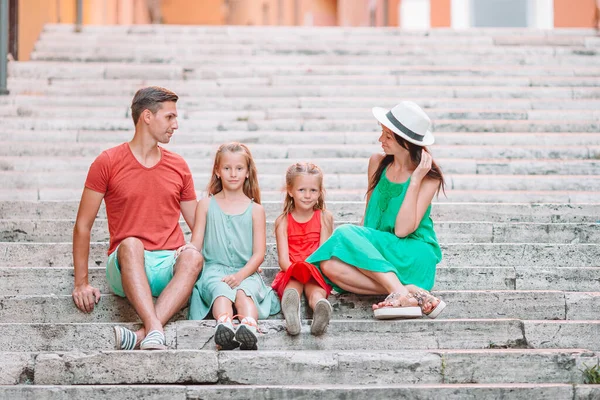 Familjer med barn på semester i Europa, Italien, Rom — Stockfoto