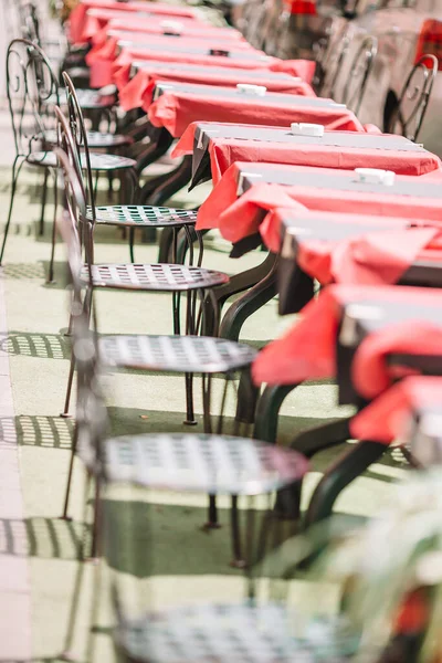 Yazın boş kafelerde sandalyeli masalar — Stok fotoğraf