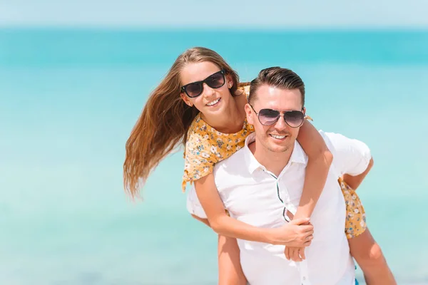 Ragazzina e papà felice si divertono durante le vacanze al mare — Foto Stock