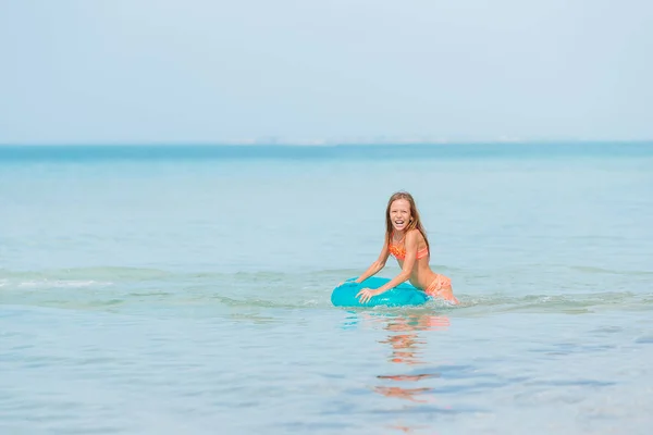 Aranyos kislány a strandon karibi nyaralás alatt — Stock Fotó