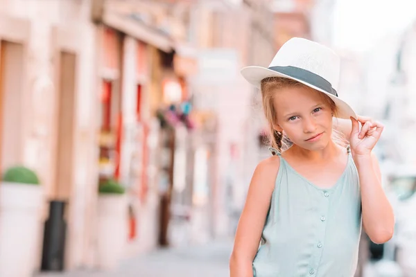 在欧洲城市罗马的户外时尚小女孩很可爱 — 图库照片