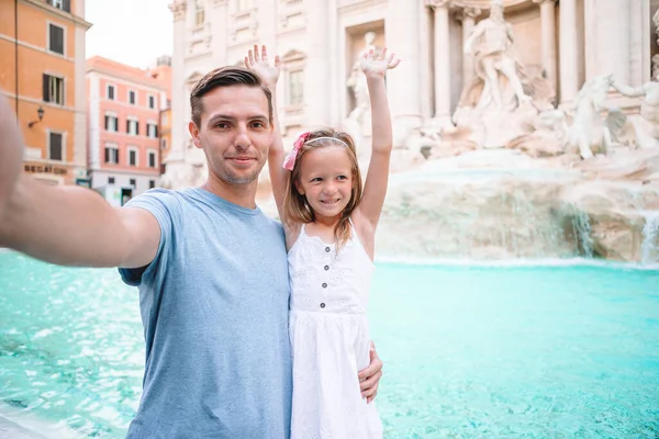 Feliz niño y papá disfrutan de sus vacaciones europeas en Italia — Foto de Stock