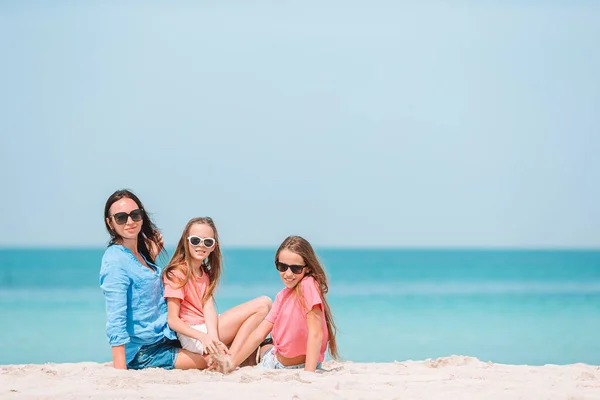 Entzückende kleine Mädchen und junge Mutter am weißen Strand — Stockfoto