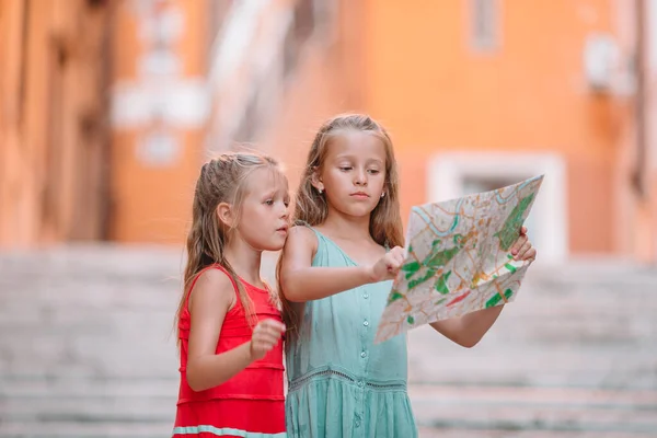 Happy toodler crianças desfrutar de férias italianas na Europa . — Fotografia de Stock