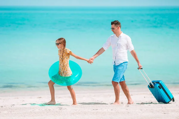 Маленькая девочка и счастливый папа веселятся во время отдыха на пляже — стоковое фото