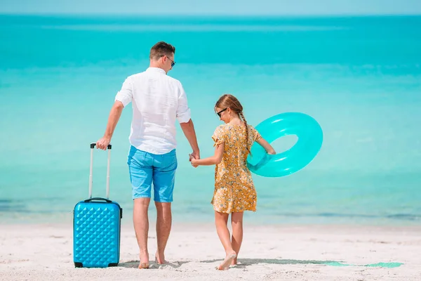 Menina e feliz pai se divertindo durante as férias na praia — Fotografia de Stock