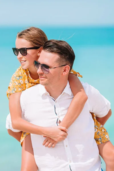 Niña y papá feliz divirtiéndose durante las vacaciones en la playa —  Fotos de Stock