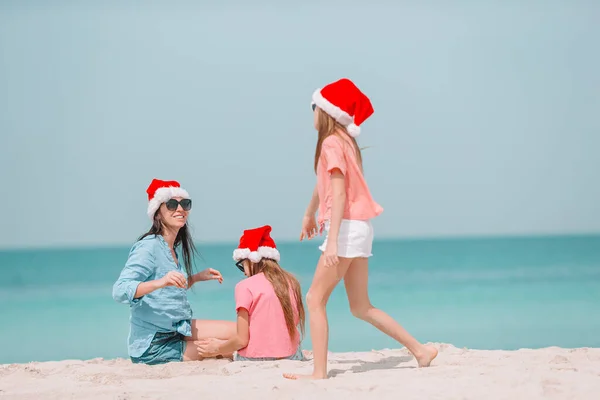 Adorables niñas y madres jóvenes en la playa tropical blanca —  Fotos de Stock