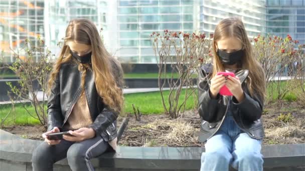 Chicas con una máscara en el fondo de un edificio moderno , — Vídeos de Stock