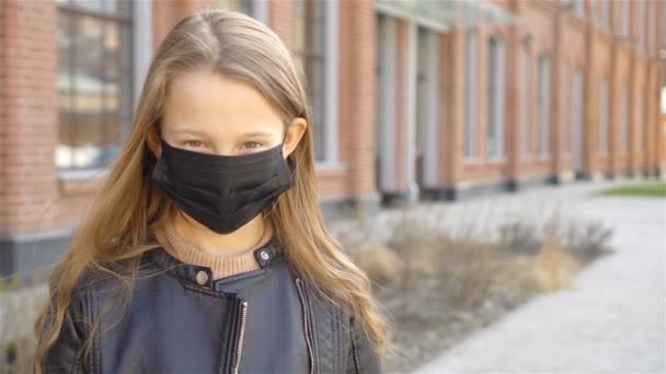 Maske takan kız Coronavirus ve Gripp 'e karşı koruyor. — Stok video